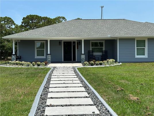Exterior, Facade, Ranch