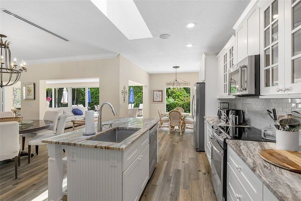 Chandelier, Dining room, Interior, Kitchen, Pendant Lights, Recessed Lighting, Wood Texture Flooring