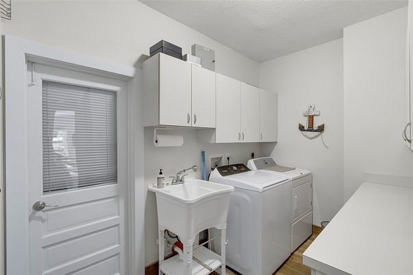 Interior, Washer, Wood Texture Flooring