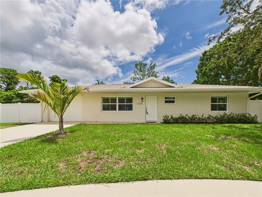 Backyard, Exterior, Facade, Ranch