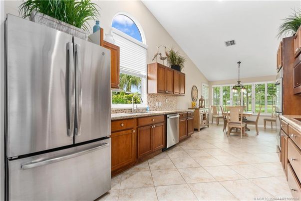Dining room, Interior, Kitchen, Pendant Lights, Stainless Steel Appliances