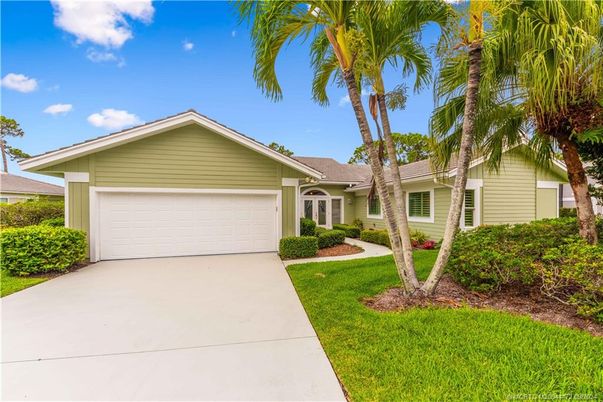Attached, Exterior, Facade, Ranch