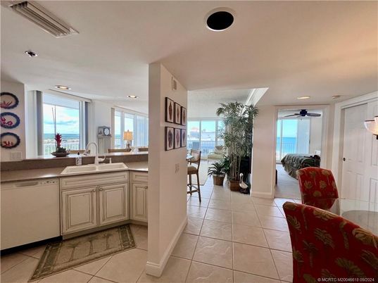 Dining room, Interior, Kitchen, Recessed Lighting