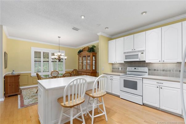 Chandelier, Dining room, Interior, Kitchen, Pendant Lights, Recessed Lighting, Wood Texture Flooring