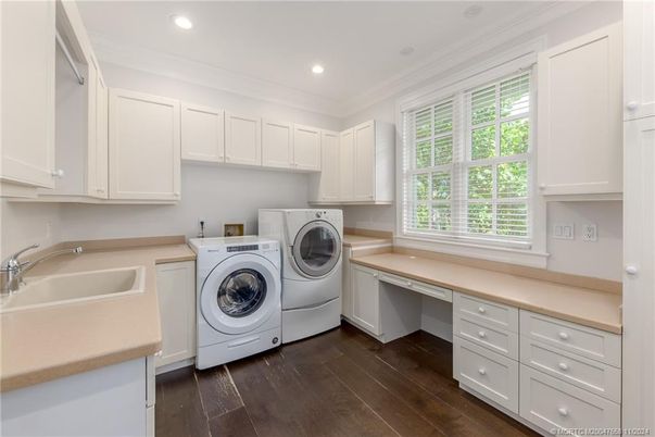Interior, Recessed Lighting, Washer, Wood Texture Flooring