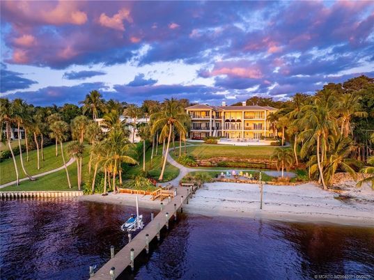 Exterior, Lake