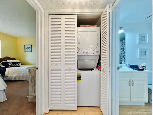 Bedroom, Interior, Utility Closets, Washer, Wood Texture Flooring