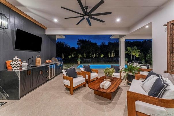Exterior, Pool, Recessed Lighting