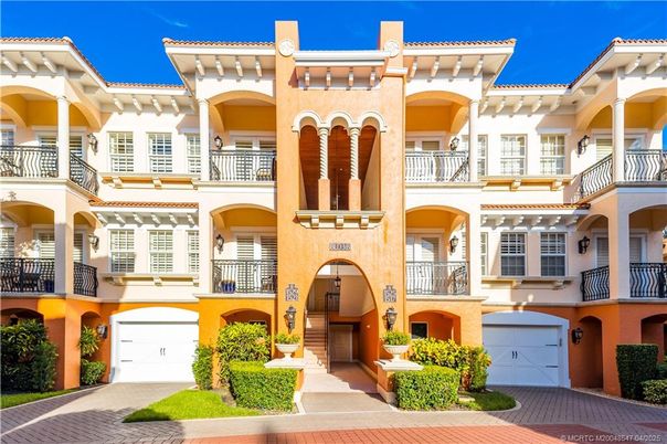 Attached, Exterior, Facade, Mediterranean