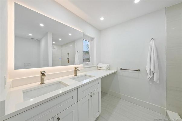 Bathroom, Dual Sink Vanities, Interior, Recessed Lighting