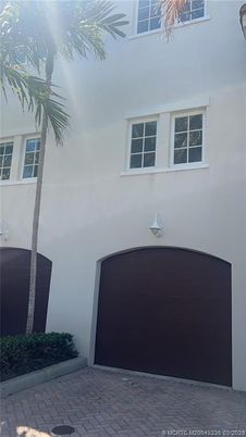 Attached, Exterior, Facade, Modern