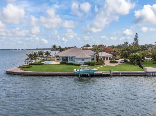Exterior, Lake