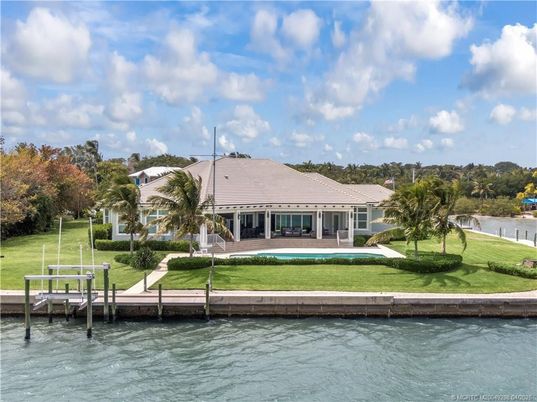 Exterior, Lake