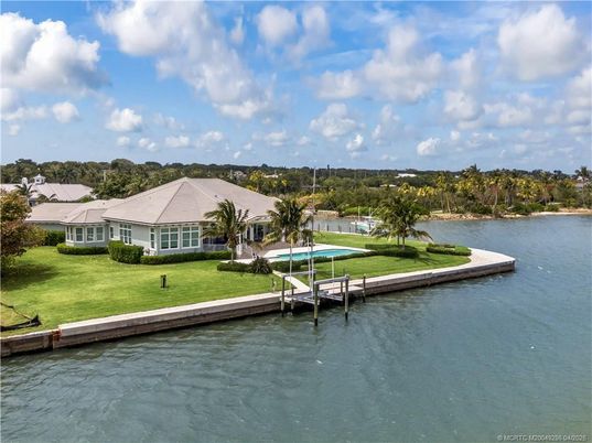 Exterior, Lake