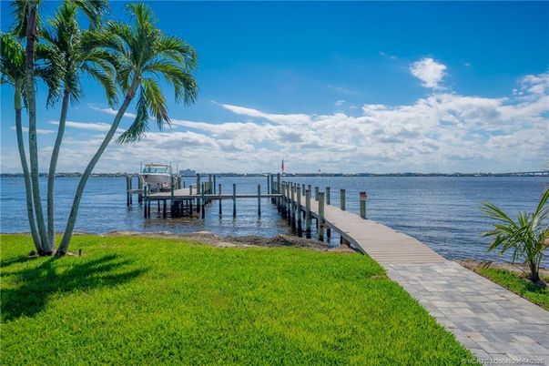 Exterior, Lake