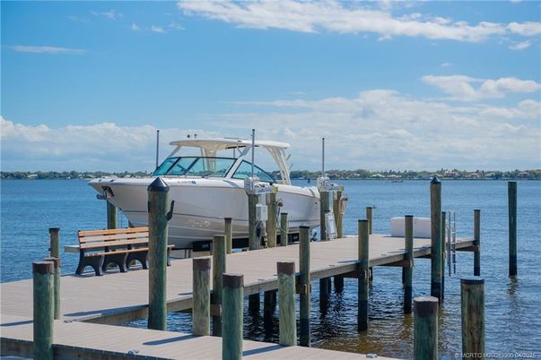 Exterior, Lake