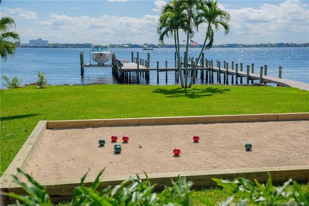Exterior, Lake