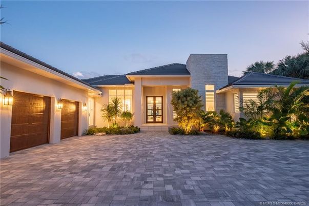 Attached, Exterior, Facade, Modern