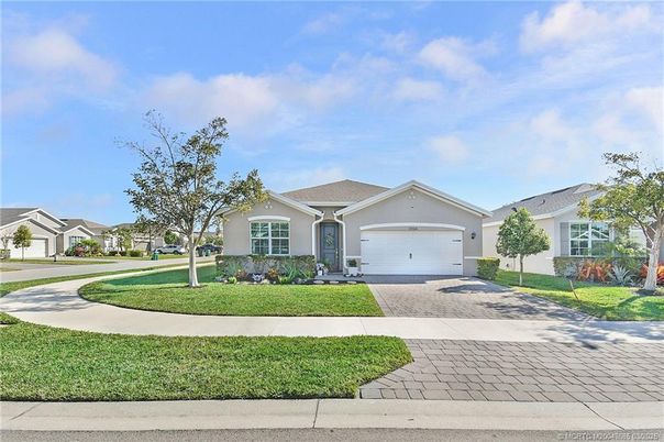 Attached, Exterior, Facade, Ranch