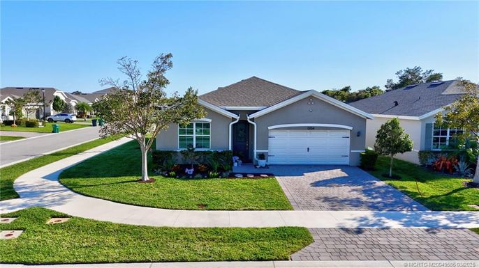 Attached, Exterior, Facade, Ranch