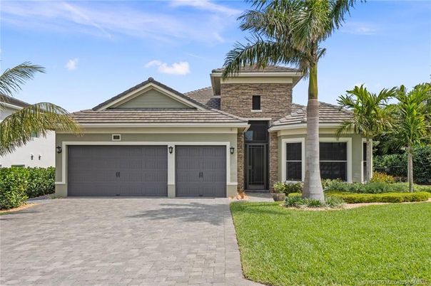 Attached, Exterior, Facade, American Craftsman