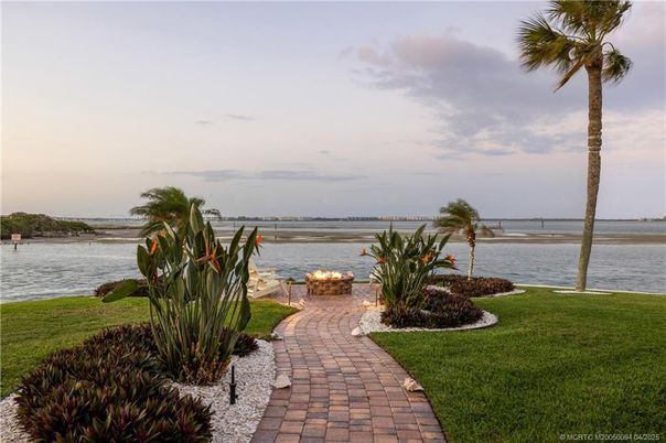 Exterior, Lake