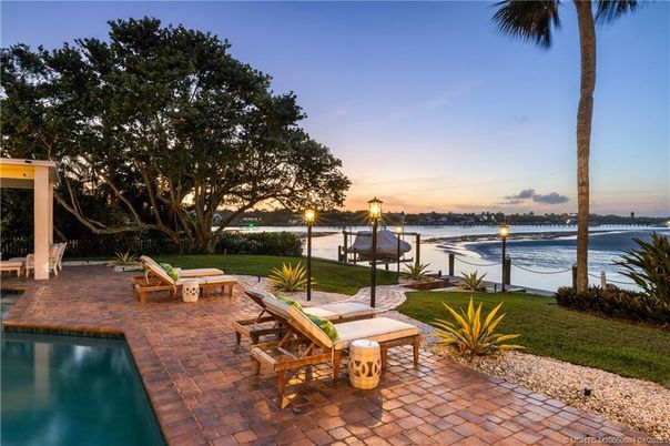 Exterior, Lake, Pool