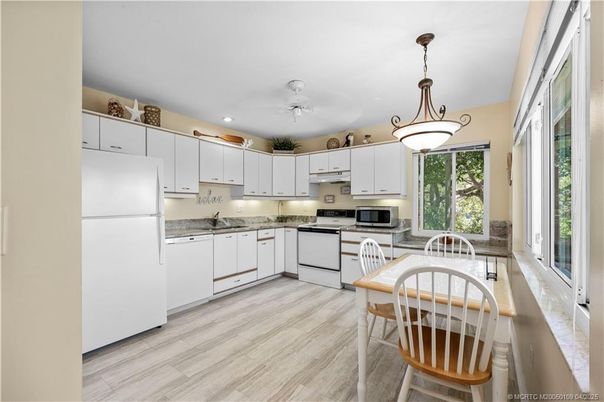 Dining room, Interior, Kitchen, Pendant Lights, Recessed Lighting, Wood Texture Flooring