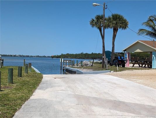 Exterior, Lake