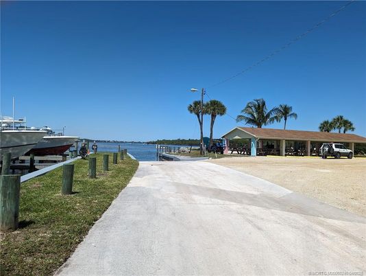 Exterior, Lake