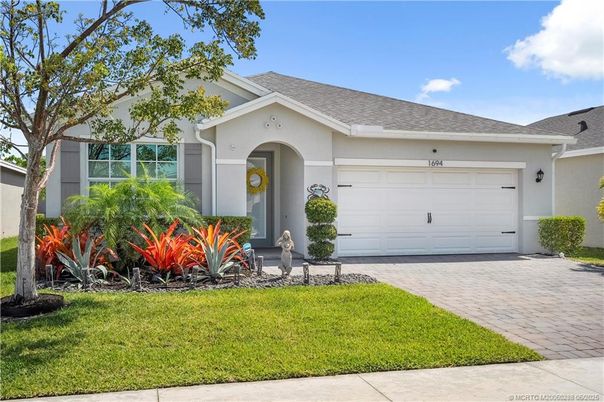 Attached, Exterior, Facade, Ranch