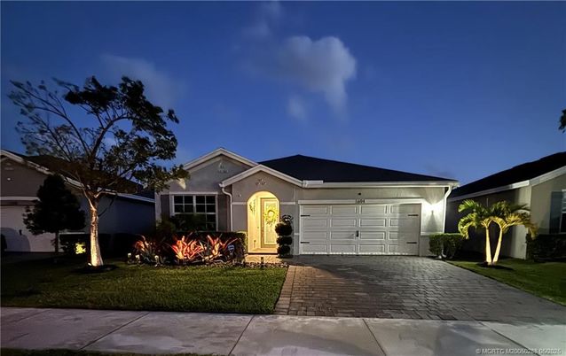 Attached, Exterior, Facade, Ranch