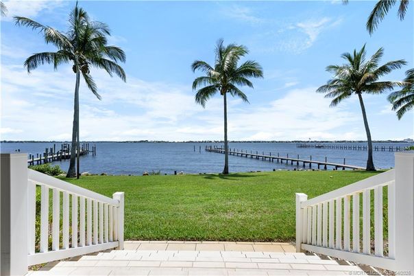 Exterior, Lake