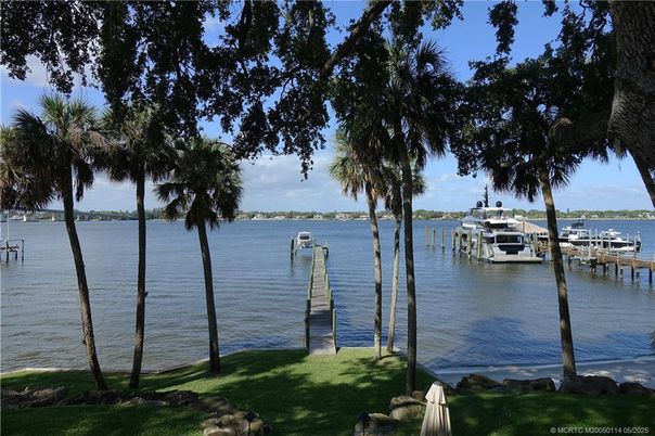 Exterior, Lake
