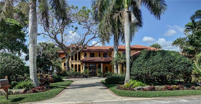 Exterior, Facade, Mediterranean
