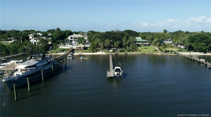 Exterior, Lake