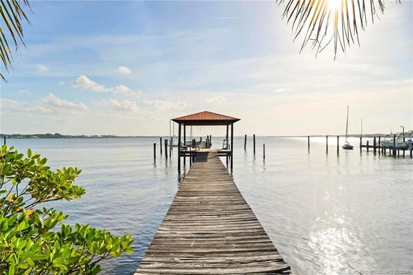 Exterior, Lake