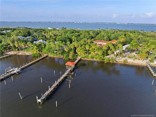 Exterior, Lake