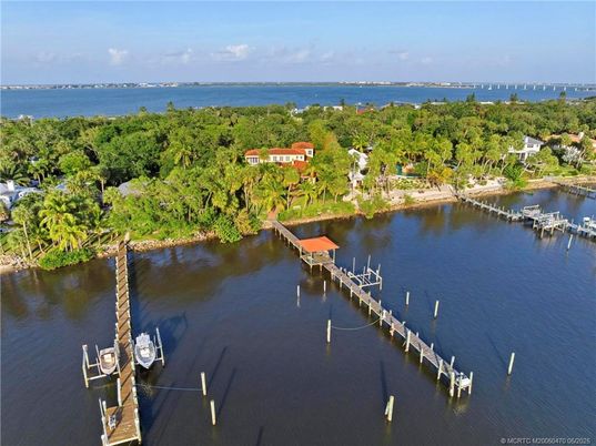 Exterior, Lake