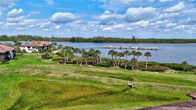 Exterior, Lake