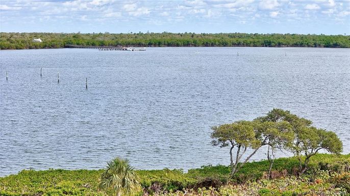 Exterior, Lake