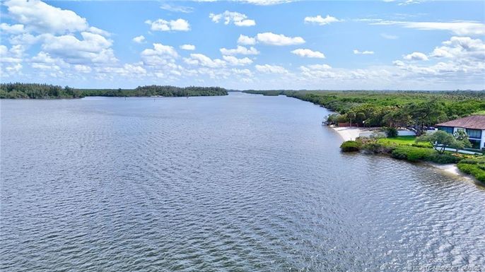 Exterior, Lake