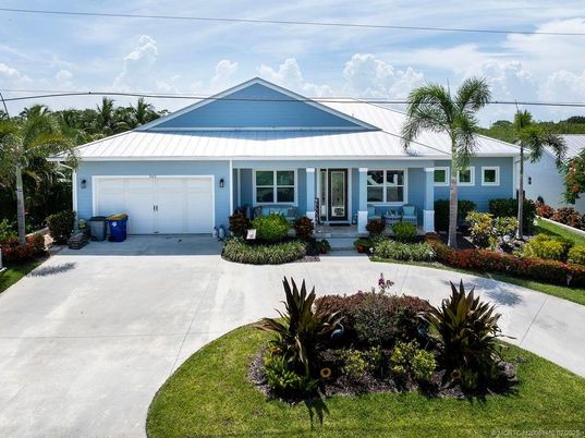 Attached, Exterior, Facade, Ranch
