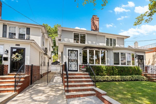 Exterior, Facade, American Foursquare