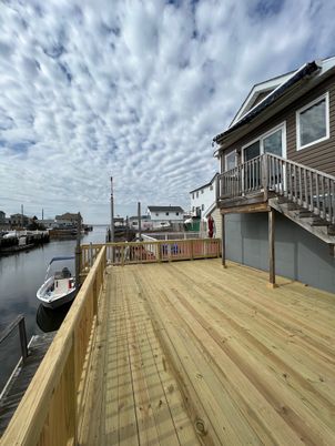 Exterior, Lake