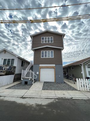 Attached, Exterior, Facade, Split Level
