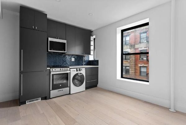 Interior, Recessed Lighting, Washer, Wood Texture Flooring