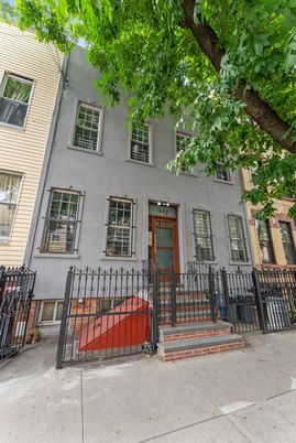 Exterior, Facade, Rowhouse