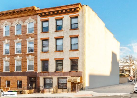 Exterior, Facade, Rowhouse