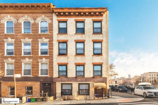 Exterior, Facade, Brick Facade, Rowhouse